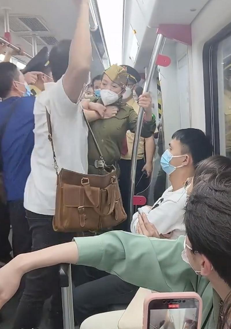 男子地铁口附近打人,男子地铁口附近打人视频