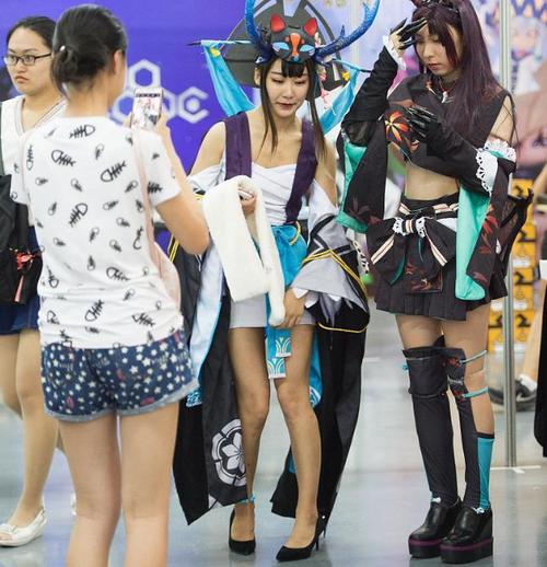 漫展2女童衣着暴露,漫展小女孩