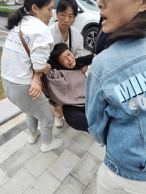 带妻儿自杀独自逃生,妻子带着孩子跳河